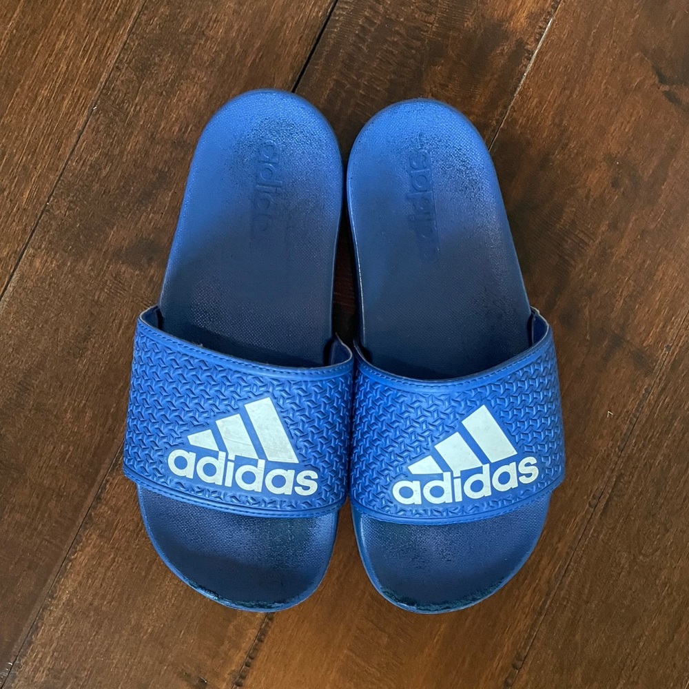 Blue adidas slides. Size 4 kids. 10$!!!!